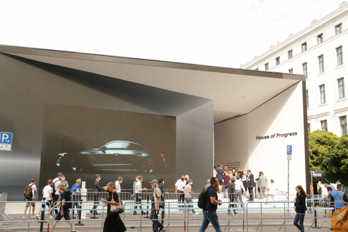 Audi zeigt in diesem Messestand die Studie Grand Sphere sowie elektrische Pkw. (Foto: Friedhelm Greis)