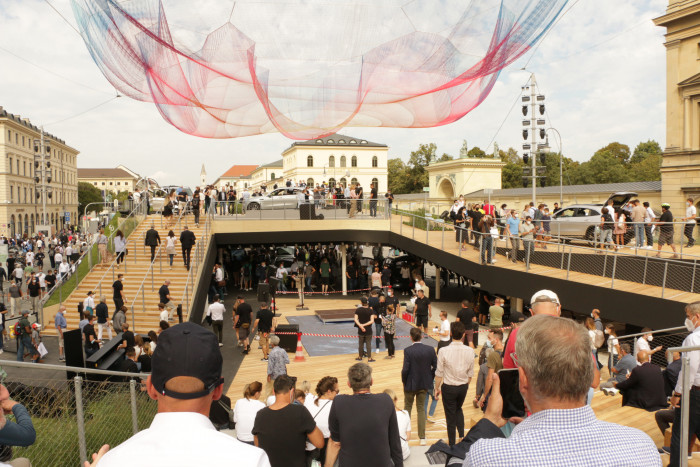 Den mit Abstand größten Stand hat Mercedes-Benz auf dem Odeonsplatz aufgebaut. (Foto: Friedhelm Greis)
