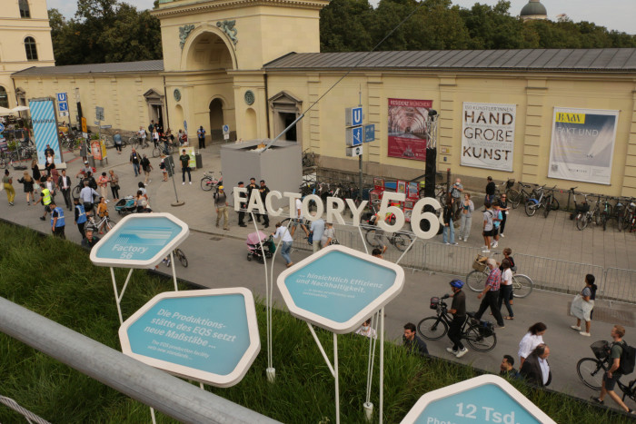 Auf einem Rundgang im ersten Stock stellt sich das Unternehmen als sehr umweltbewusst dar. (Foto: Friedhelm Greis)