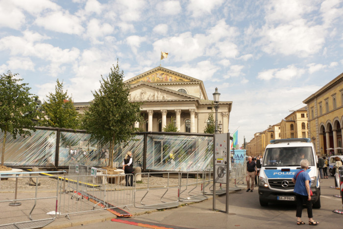 BMW zeigt seine Elektroautos auf dem Max-Joseph-Platz. (Foto: Friedhelm Greis)