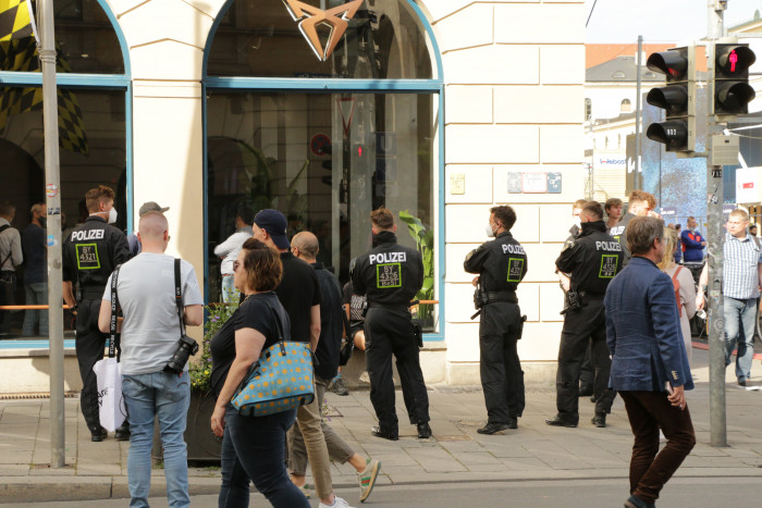 Ein starkes Polizeiaufgebot soll Störungen durch Demonstranten verhindern. (Foto: Friedhelm Greis)