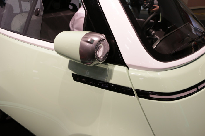 Die Scheinwerfer sind in die Außenspiegel integriert. (Foto: Friedhelm Greis/Golem.de)