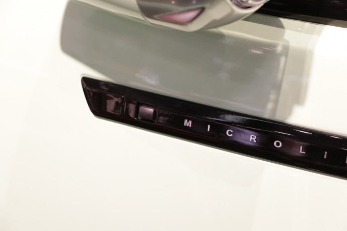 Die Tür lässt sich mit einem kleinen Taster unterhalb des Außenspiegels öffnen. (Foto: Friedhelm Greis/Golem.de)