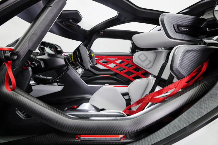 Im Interieur des Mission R kommt naturfaserverstärkter Kunststoff (NFK) zum Einsatz. (Foto: Porsche)