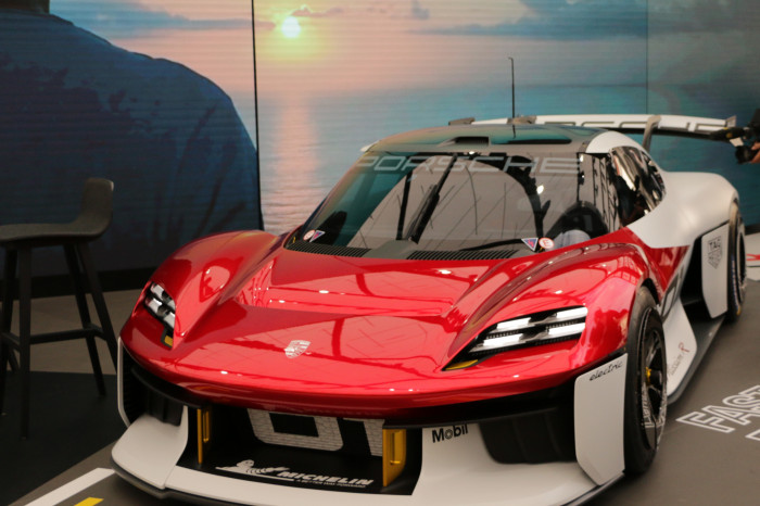 Mit einer Leistung von maximal 800 kW beschleunigt der Mission R in 2,4 Sekunden von 0 auf 100 km/h. (Foto: Friedhelm Greis/Golem.de)