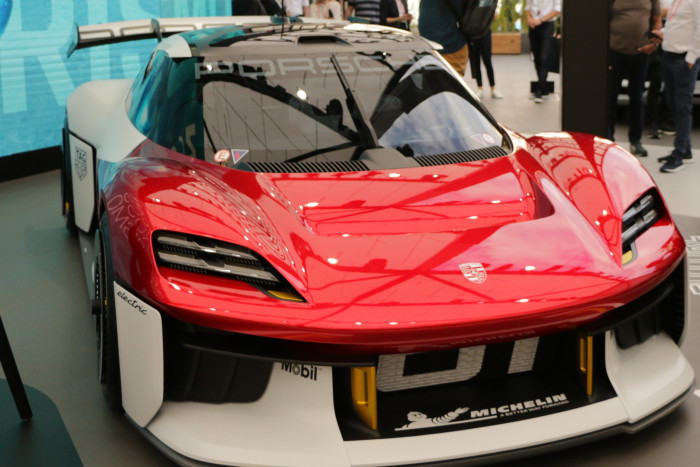 Die Akkukapazität beträgt 80 kWh, die mit 900 Volt geladen werden können. (Foto: Friedhelm Greis/Golem.de)