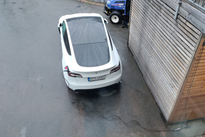 Das Dach des Model Y ist komplett verglast. (Foto: Friedhelm Greis/Golem.de)