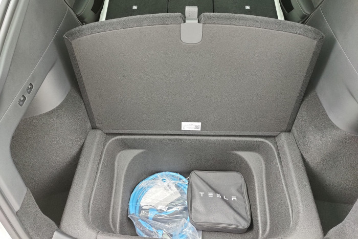 Viel Stauraum gibt es auch unter der Kofferraumabdeckung. (Foto: Martin Wolf/Golem.de)