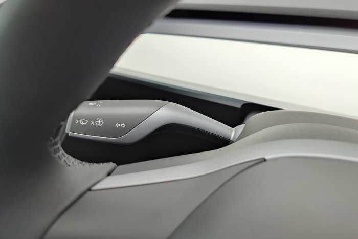 Immerhin gibt es noch einen Schalter für den Blinker und den Scheibenwischer. (Foto: Martin Wolf/Golem.de)