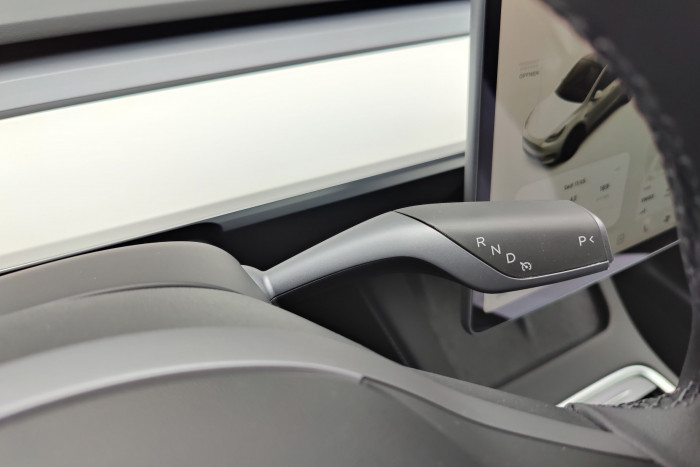 Mit dem Fahrhebel lassen sich auch der Abstandsregeltempomat und der Autopilot aktivieren. (Foto: Martin Wolf/Golem.de)