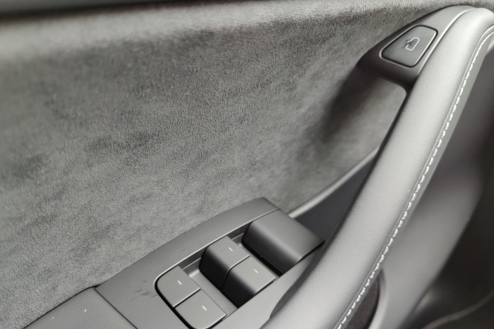 Die Tür lässt sich per Taste oder manuell öffnen. (Foto: Martin Wolf/Golem.de)