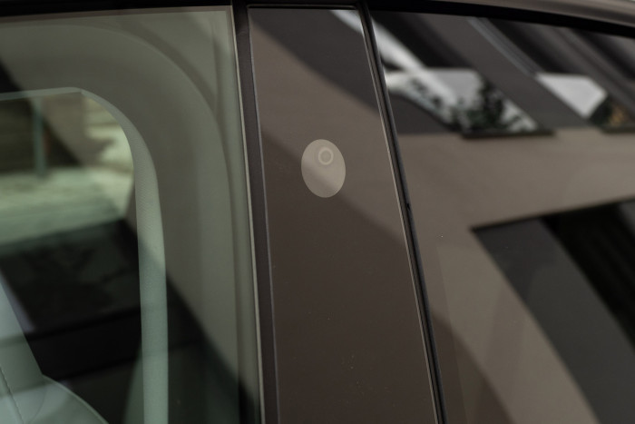 In der B-Säule befindet sich eine Kamera und auch der Empfänger für das Auslesen der Chipkarte, mit der man das Fahrzeug öffnet. (Foto: Martin Wolf/Golem.de)