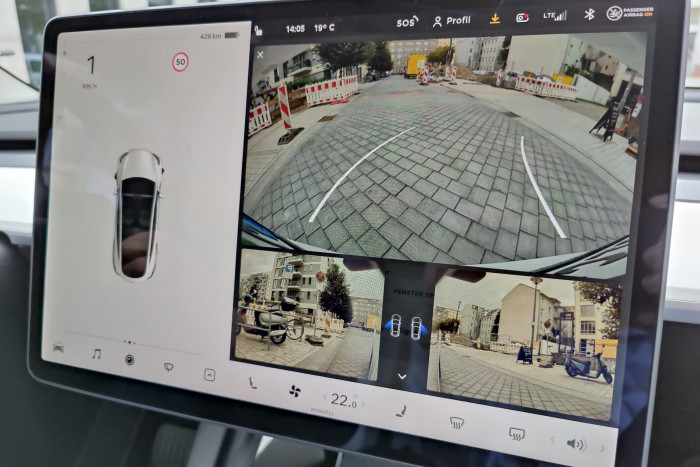 Die Rückfahrkamera ist wegen der eingeschränkten Sicht sehr wichtig beim Einparken. (Foto: Martin Wolf/Golem.de)