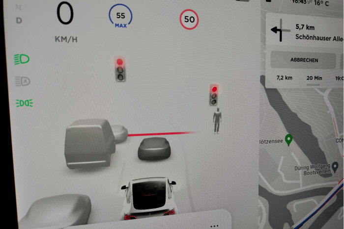 Tesla visualisiert inzwischen die von den Sensoren erkannten Verkehrsteilnehmer. (Foto: Friedhelm Greis/Golem.de)