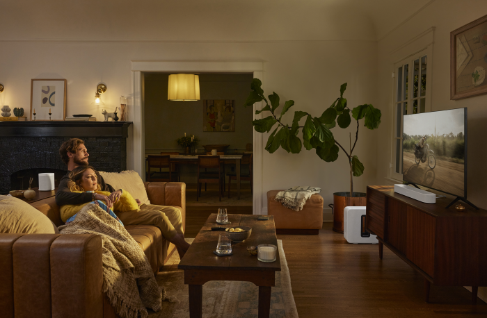 Beam der zweiten Generation mit Rücklautsprechern und Subwoofer (Bild: Sonos)