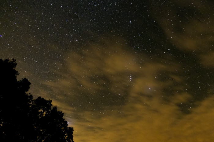 Das erste Bild mit überraschend vielen Sternen (Bild: Mario Keller)