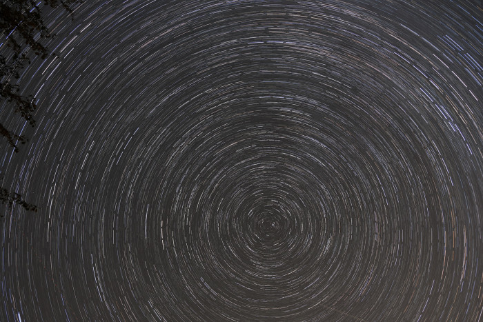 Startrail Nordhalbkugel: aus 13 Einzelaufnahmen generiert (Bild: Mario Keller)