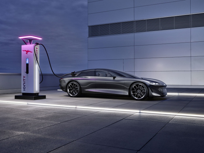 Das Fahrzeug hat ein 800-Volt-System und lädt mit 270 Kilowatt. (Bild: Audi)