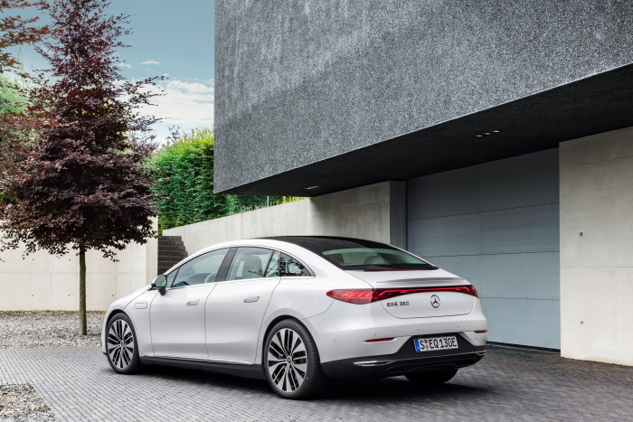 Von Ausstattung und Design her &auml;hnelt der EQE sehr stark dem gro&szlig;en Bruder EQS. (Foto: Daimler)