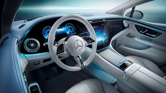 Ebenso wie der EQS ist beim EQE der sogenannte Hyperscreen erh&auml;ltllich. (Foto: Daimler)