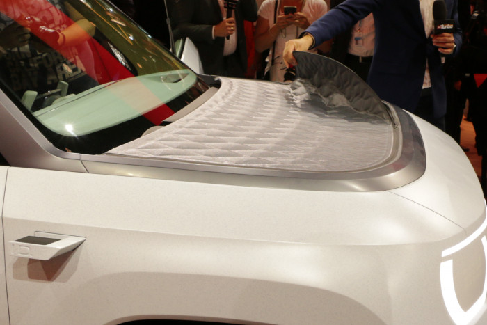 Für Fronthaube und Dach gibt es spezielle Luftkammer-Textilien mit Reißverschlüssen. (Foto: Friedhelm Greis)