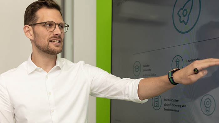 Brainstorming im Besprechungsraum im D&uuml;sseldorfer B&uuml;ro (Foto: Deloitte aufgenommen vor Ausbruch der Pandemie) 