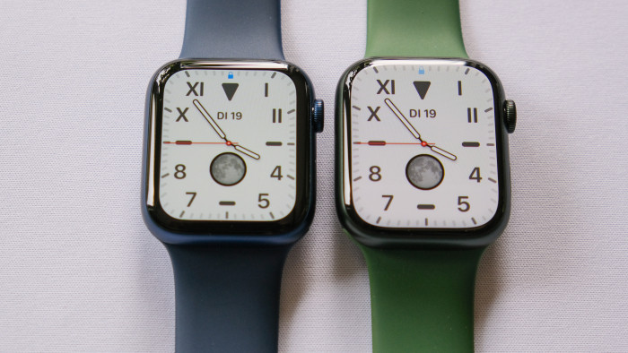 Die Apple Watch Series 6 (links, 44 mm) ist etwas kleiner als Series 7 mit 45 mm. (Bild: P. Steinlechner / Golem.de)
