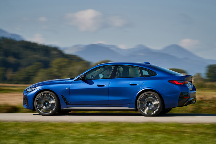 Der BMW i4 ist ein vollelektrisches Gran Coupé, das auf einer gemeinsamen Verbrennerplattform basiert. (Foto: BMW)