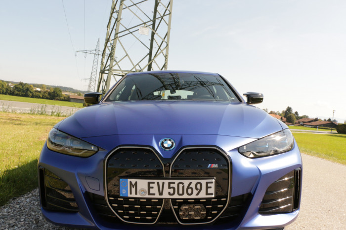 Die vergrößerte BMW-Niere ist auch beim i4 zu sehen. (Foto: Friedhelm Greis)