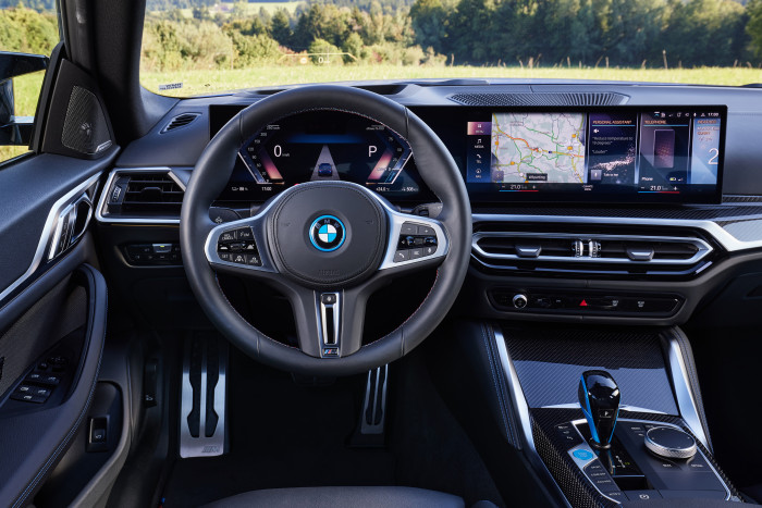 Das Fahrzeuginnere ähnelt stark der Verbrennerversion. (Foto: BMW)