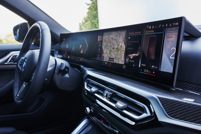 Ebenso wie der iX verfügt auch der i4 über ein 12,3 Zoll und ein 14,9 Zoll großes Display, die zu einer zum Fahrer gerichteten, gebogenen Anzeigeneinheit verbunden sind. (Foto: BMW)