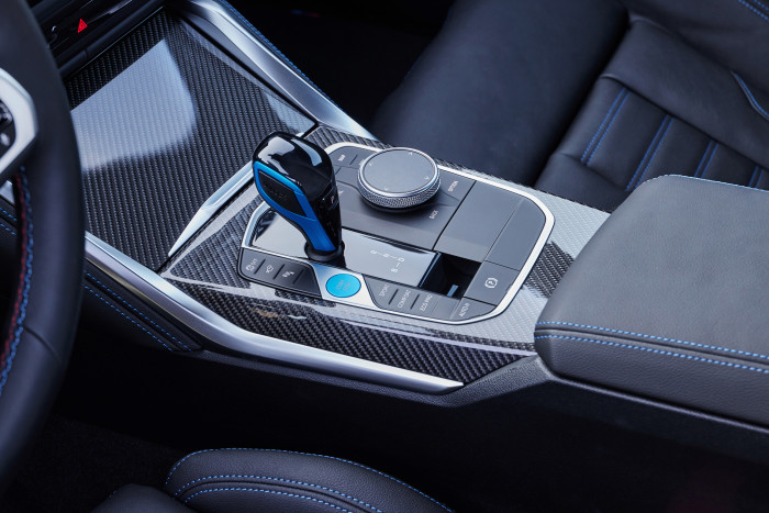 In der Mittelkonsole gibt es den iDrive-Controller sowie einen klassischen Hebel für die Schaltstufen.(Foto: BMW)