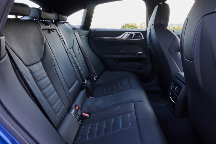 Bei einem Radstand von 2,85 ist das Platzangebot auf der Rückbank ausreichend. (Foto: BMW)