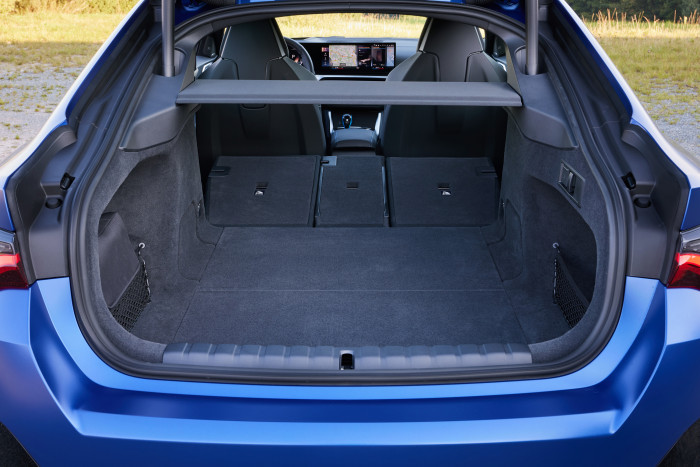 Bei umgeklappten Sitzen fasst die Ladefläche 1.290 Liter. (Foto: BMW)