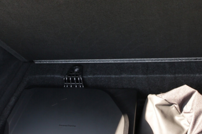 Unter der Kofferraumabdeckung befindet sich noch zusätzlicher Stauraum, wo je nach Ausstattung der Verstärker für das Soundsystem untergebracht ist. (Foto: Friedhelm Greis)