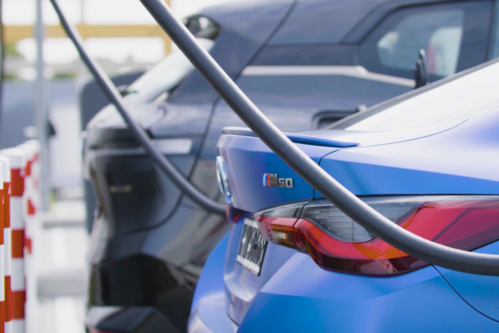 Die maximale Ladeleistung an Schnellladern soll bei 205 Kilowatt liegen. (Foto: BMW)