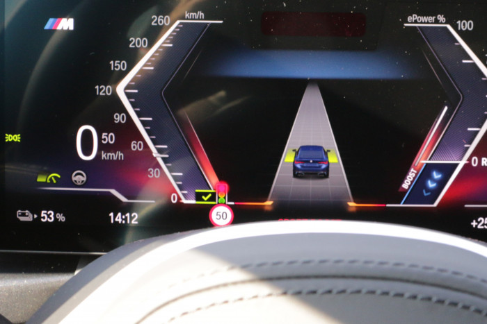 Der BMW i4 kann seine Geschwindigkeit den erkannten Ampelphasen anpassen. (Foto: Friedhelm Greis)