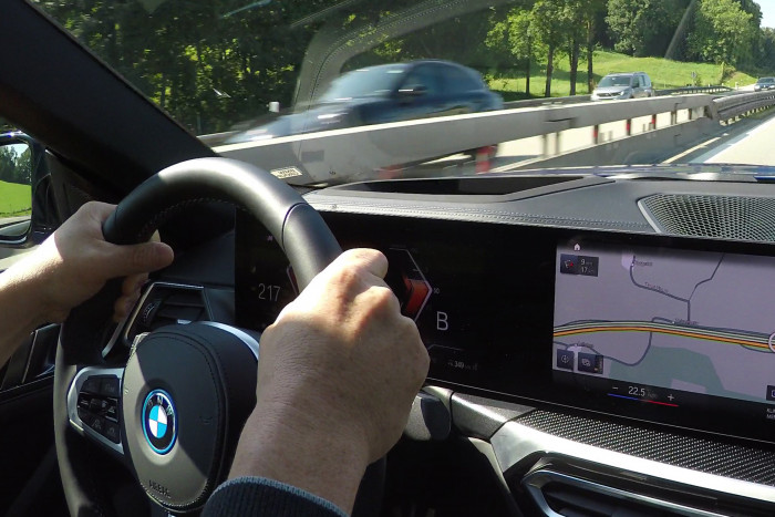 Der i4 M50 erreicht eine Höchstgeschwindigkeit von 225 km/h, der eDrive40 wird bei 190 km/h abgeregelt. (Foto: Friedhelm Greis)