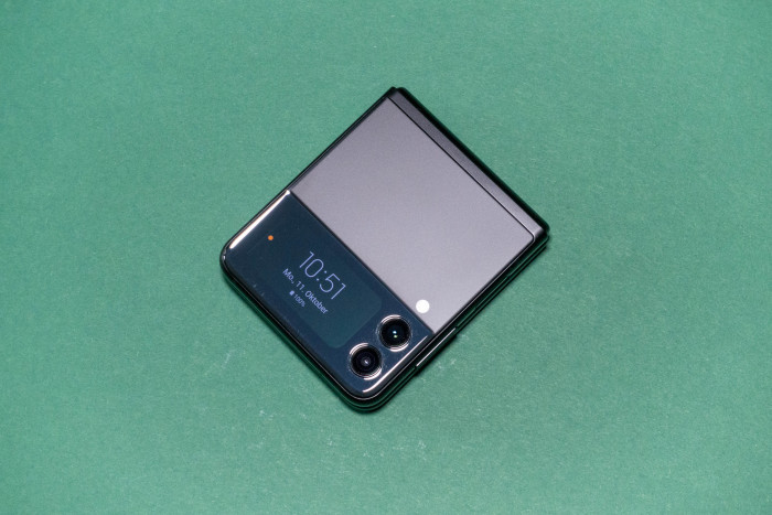 Das Galaxy Z Flip 3 von Samsung ist wie seine Vorgänger zusammengeklappt äußerst kompakt - das Außendisplay ist größer. (Bild: Tobias Költzsch/Golem.de)