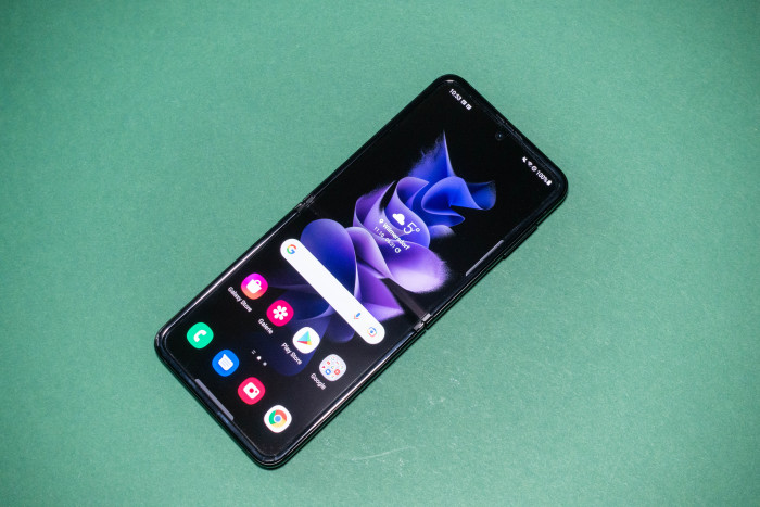 Aufgeklappt hat das Smartphone ein 6,7 Zoll großes Display. (Bild: Tobias Költzsch/Golem.de)
