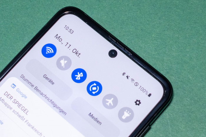 Die Frontkamera hat Samsung glücklicherweise nicht komplett unter dem Display verbaut, was beim Fold 3 nicht gut aussieht. Beim Flip 3 hat das Display ein kleines Loch. (Bild: Tobias Költzsch/Golem.de)