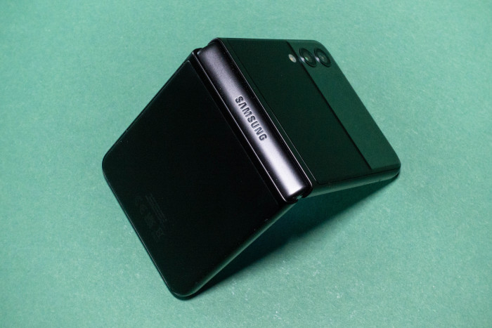 Das Scharnier des Galaxy Z Flip 3 (Bild: Tobias Költzsch/Golem.de)