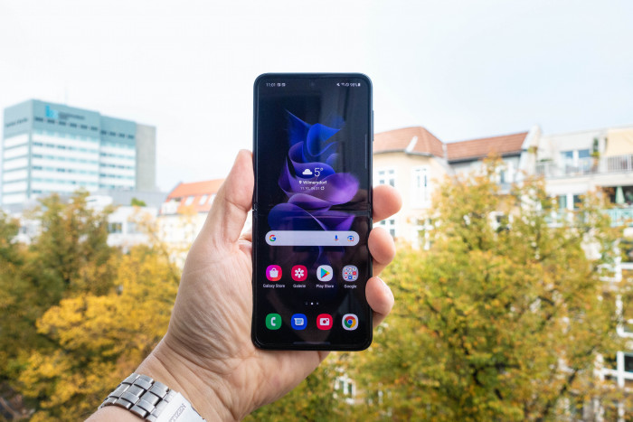Das aufgeklappte Galaxy Z Flip 3 (Bild: Tobias Költzsch/Golem.de)