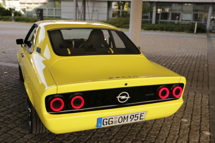 Änderungskur: Der Auspuff fehlt und am Heck hat der Elektro-Manta schicke Rücklichter bekommen. (Foto: Friedhelm Greis/Golem.de)