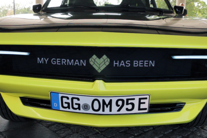 Eine Spielerei ist der Bildschirm am Kühlergrill. (Foto: Friedhelm Greis/Golem.de)