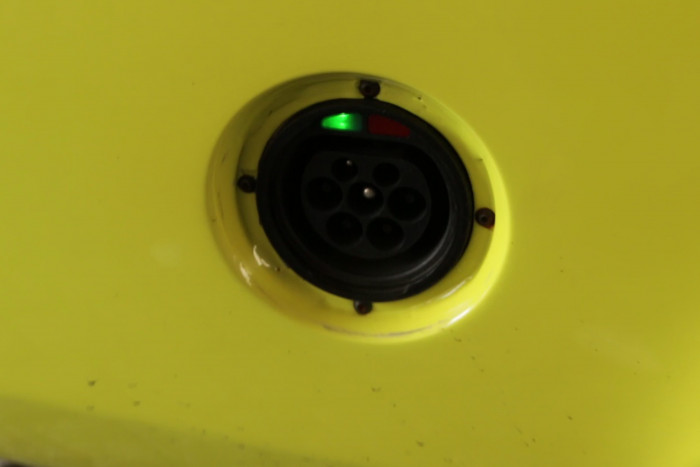 In den Einfüllstutzen des Tanks passt eine Ladebuchse vom Typ 2. (Foto: Friedhelm Greis/Golem.de)