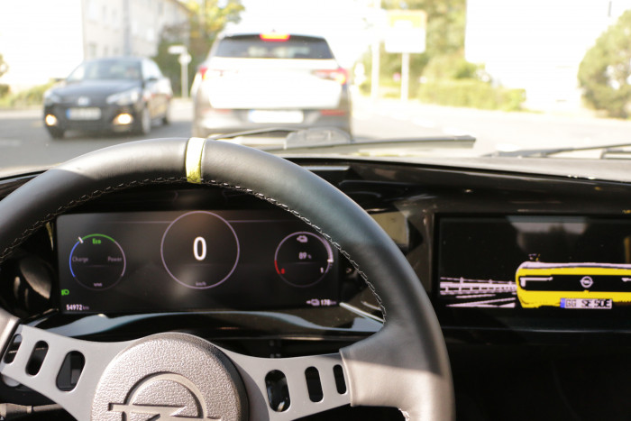 Die Displays sind zwar nicht stilecht, aber für die Ladestandsanzeige erforderlich. (Foto: Friedhelm Greis/Golem.de)