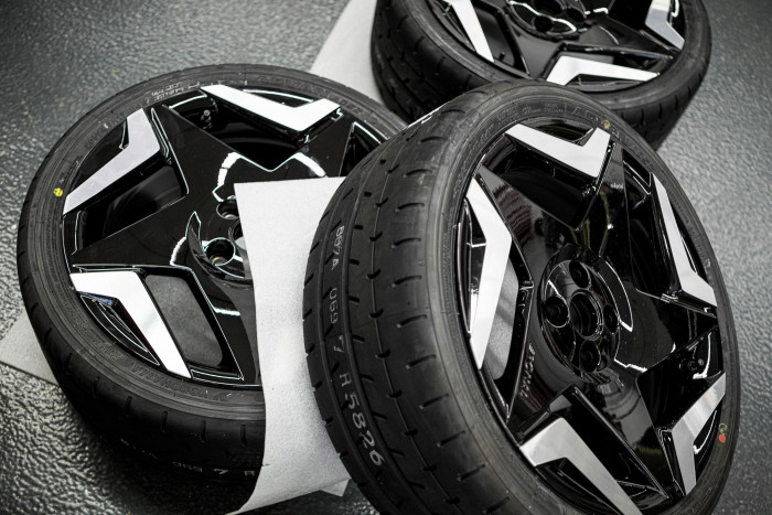 Die Reifen sind schon eine Anspielung auf den geplanten elektrischen Nachfolger des Manta. (Foto: Opel)