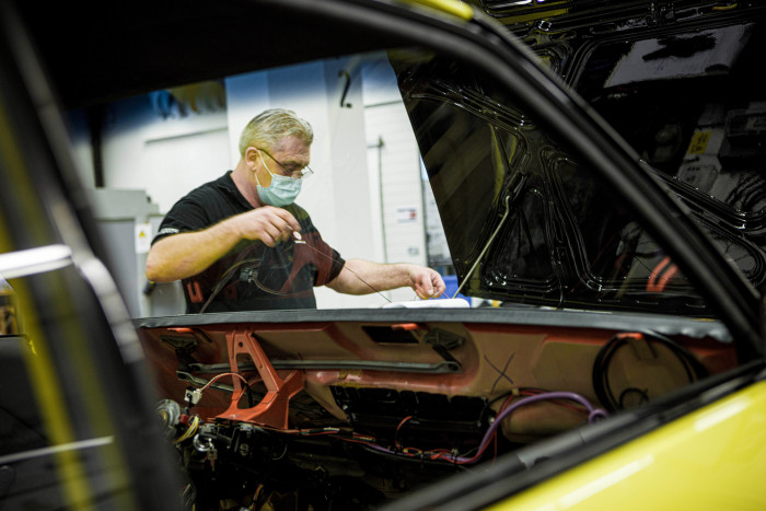 Im Armaturenbrett musste einiges neu verkabelt werden. (Foto: Opel)