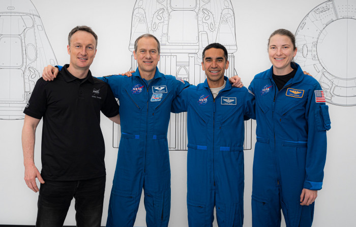 Die SpaceX-Crew-3-Astronauten (v.l.): Matthias Maurer, Thomas Marshburn, Raja Chari und Kayla Barron während des Trainings vor dem Flug in der SpaceX-Zentrale in Hawthorne, Kalifornien (Bild: SpaceX)